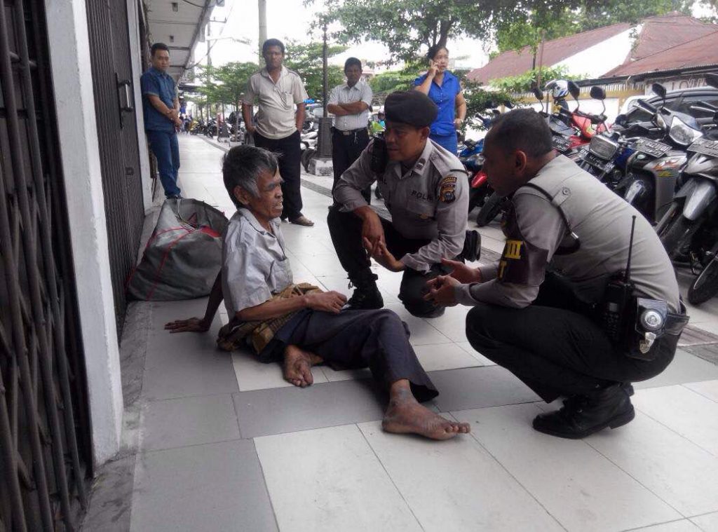 Ditelantarkan, Seorang Lansia Dibawa Polisi Ke Dinas Sosial
