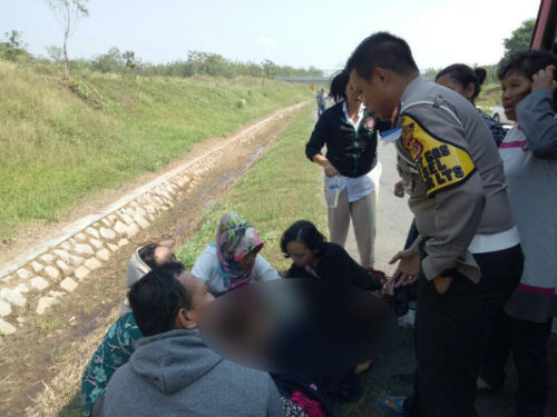 Polisi Tolong Pemudik Melahirkan di Tol Cipali