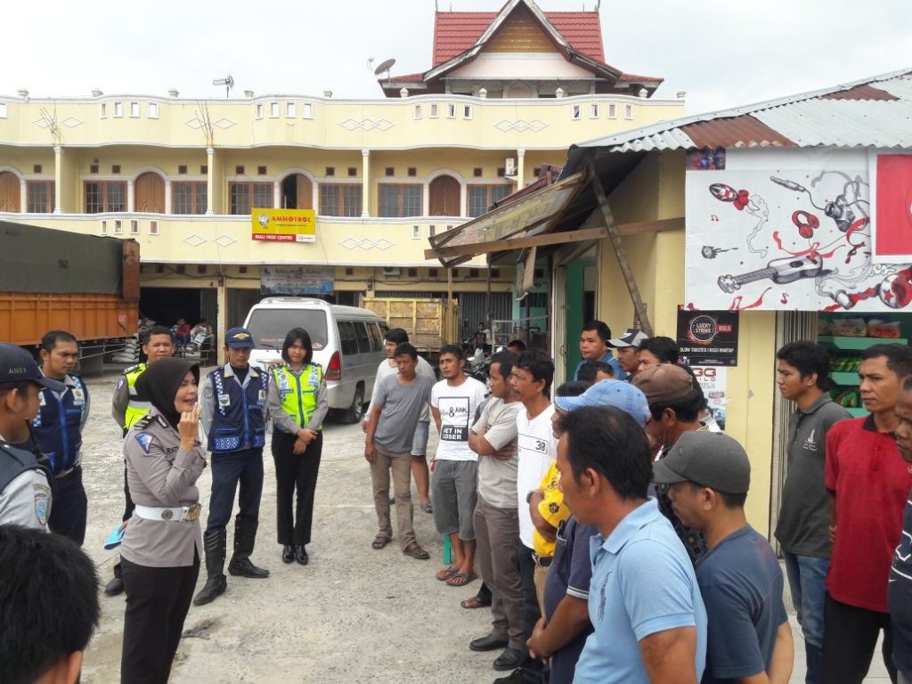Sat Lantas Sosialisasi Tertib Berlalu Lintas Kepada Pengemudi Angkutan Travel Di Simpang Garuda Sakti Panam