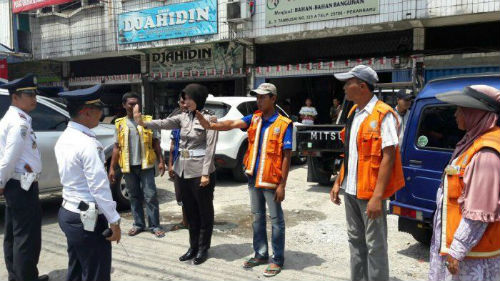 Dishub Pekanbaru Bagikan 700 Rompi untuk Juru Parkir