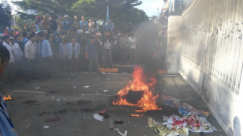 Diwarnai Aksi Bentrok Dan Bakar Ban, Korban Terluka Dilarikan Ke Rumah Sakit