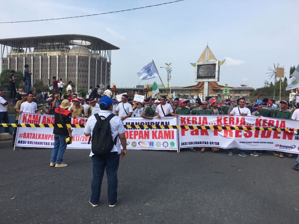 Massa Berdatangan Dari Arah Pelalawan Dan Kampar Kiri, Jalan Sudirman Dialihkan