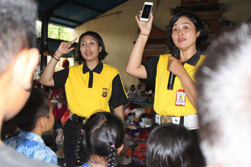 Polwan Ajak Anak-anak Pengungsian Gunung Agung Bermain dan Belajar