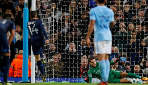 Penalti Mertens Digagalkan Kiper Manchester City