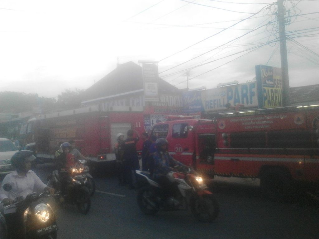Satu Unit Rumah Nyaris Jadi Arang, Tiga Unit Mobil Damkar Dikerahkan