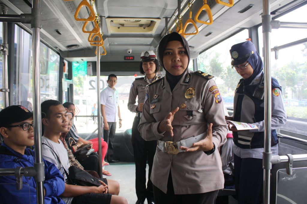 Jelang Ops Lilin Siak 2017, Satlantas Sampaikan Himbauan Keselamatan Didalam Bus Transmetro