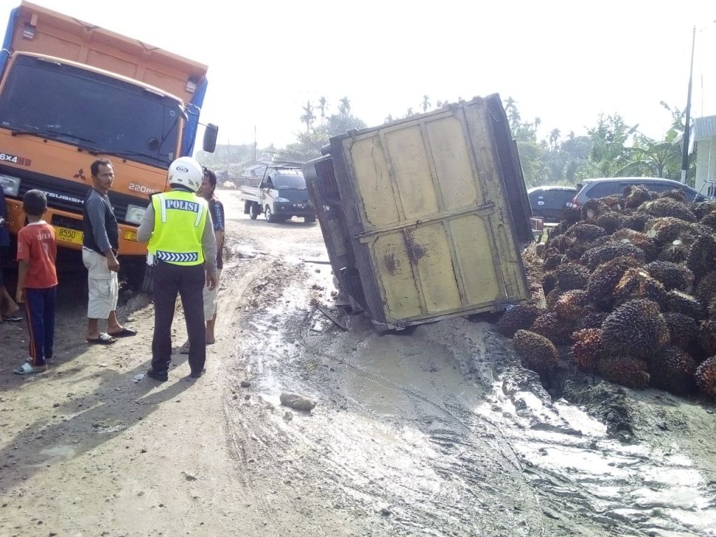 Dua Unit Truk Terperosok Di Jalan Kubang Raya, Arus Lalin Tersendat