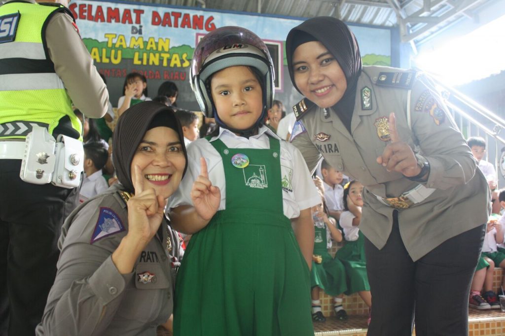 Kia Antusias Ikuti Edukasi Lalu Lintas, Jawab Pertanyaan Ibu Polwan