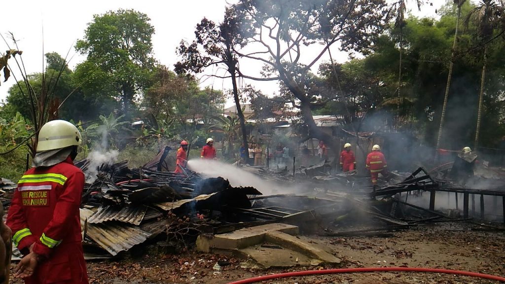 Dua Mobil Pemadam Kebakaran Dikerahkan, Si Jago Merah Hanguskan Satu Unit Rumah
