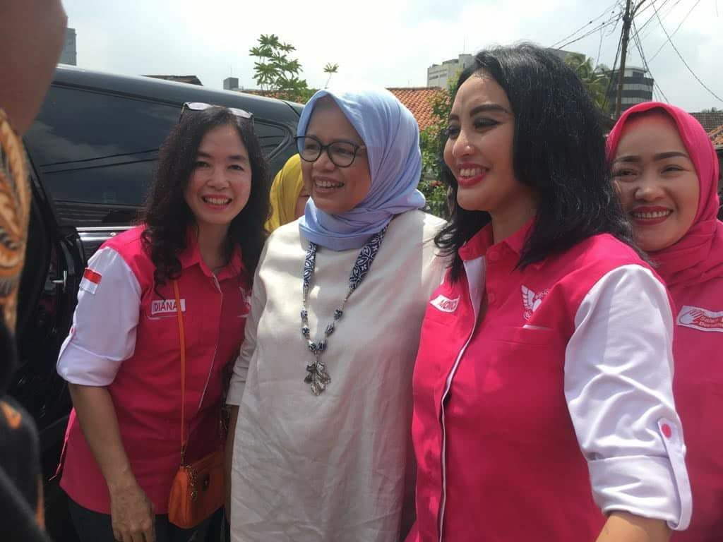 Bidadari Indonesia bersama Ibu Fery Farhati Baswedan melakukan gerakan berbagi bidadari indonesia