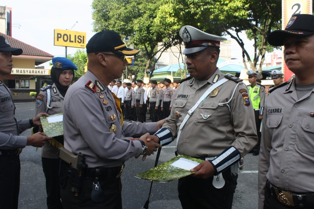 Amankan Pengendara Motor Yang Bawa Sabu, Dua Polantas Terima Penghargaan Dari Kapolresta Pekanbaru