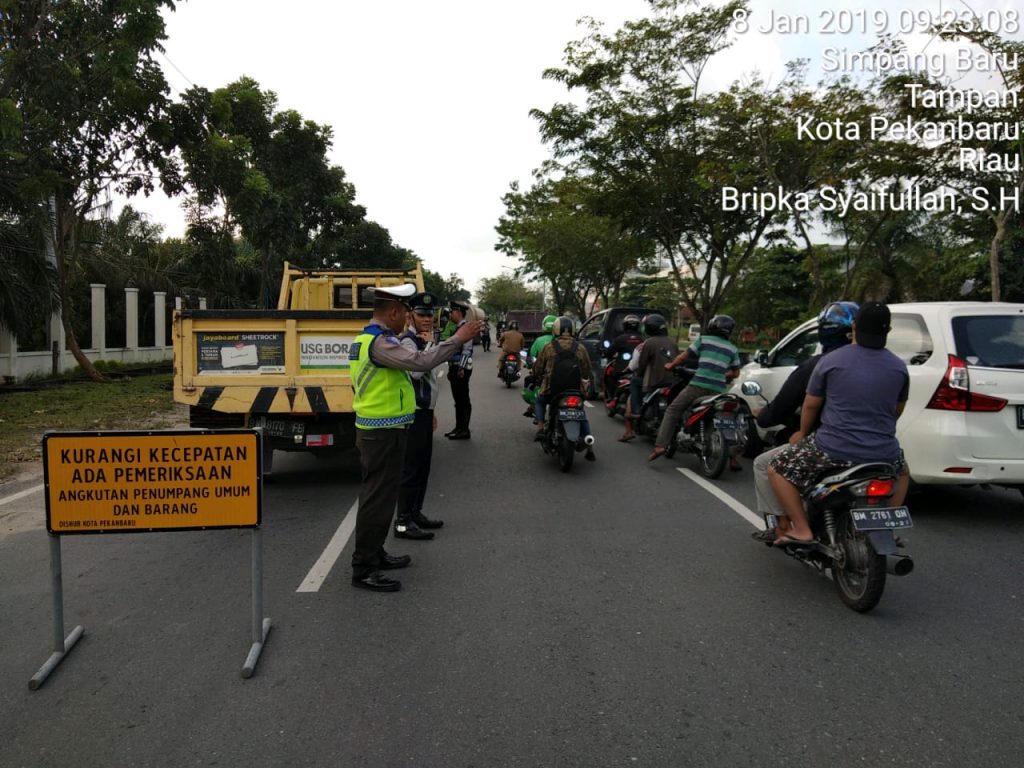 Petugas Gabungan Tertibkan Kendaraan Angkutan Penumpang Umum Dan Barang