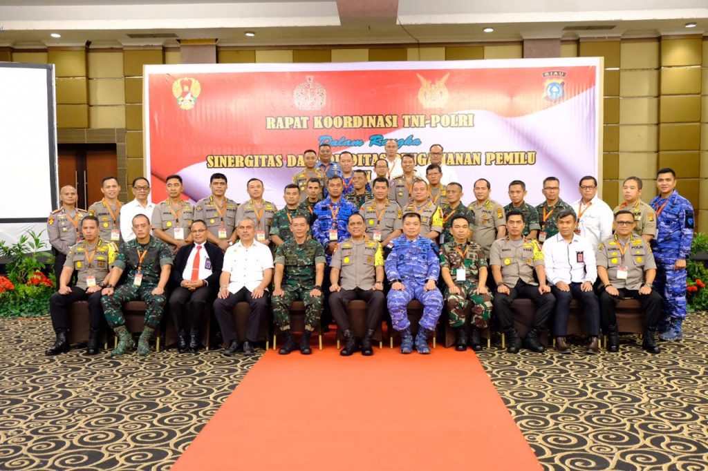 Bahas Karlahut Saat Dalam Rapat Koordinasi TNI-POlRI