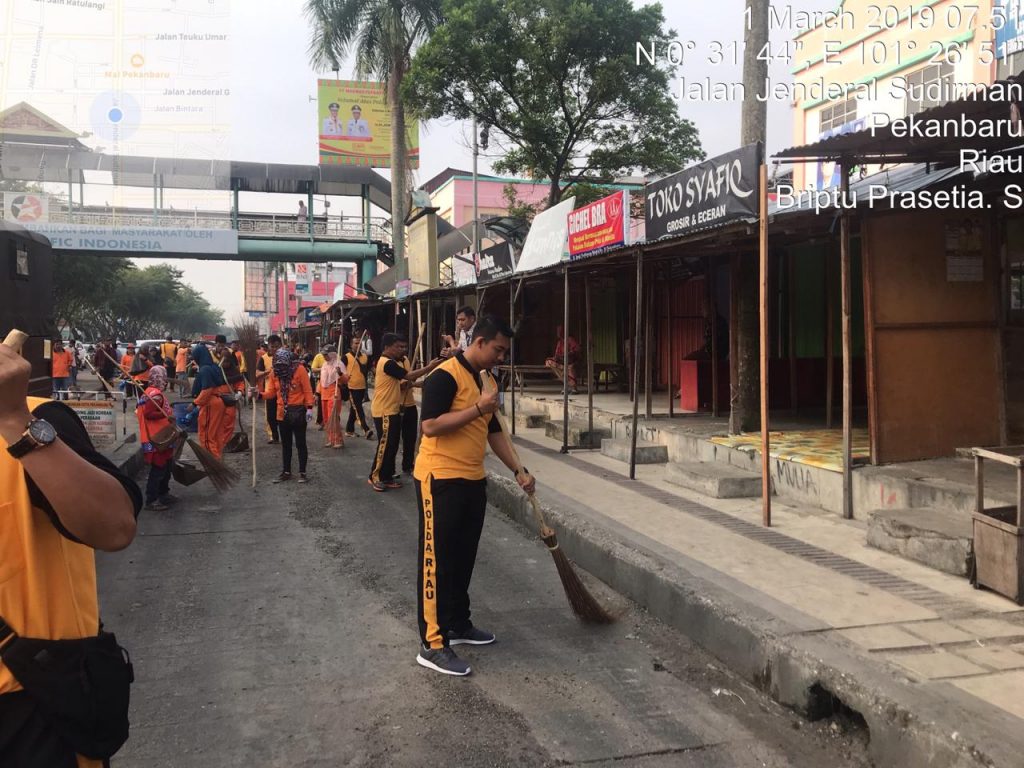Peringati HPSN, Polda Riau Gelar Kerja Bhakti Di Pasar Pasar