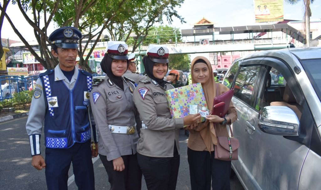 Dua Pengendara Tertib Lalu Lintas Dapat Hadiah Dari Polwan Satlantas