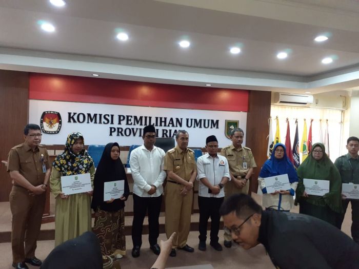 Gubri Santuni Keluarga Petugas Pemilu Yang Meninggal dan Terkena Musibah