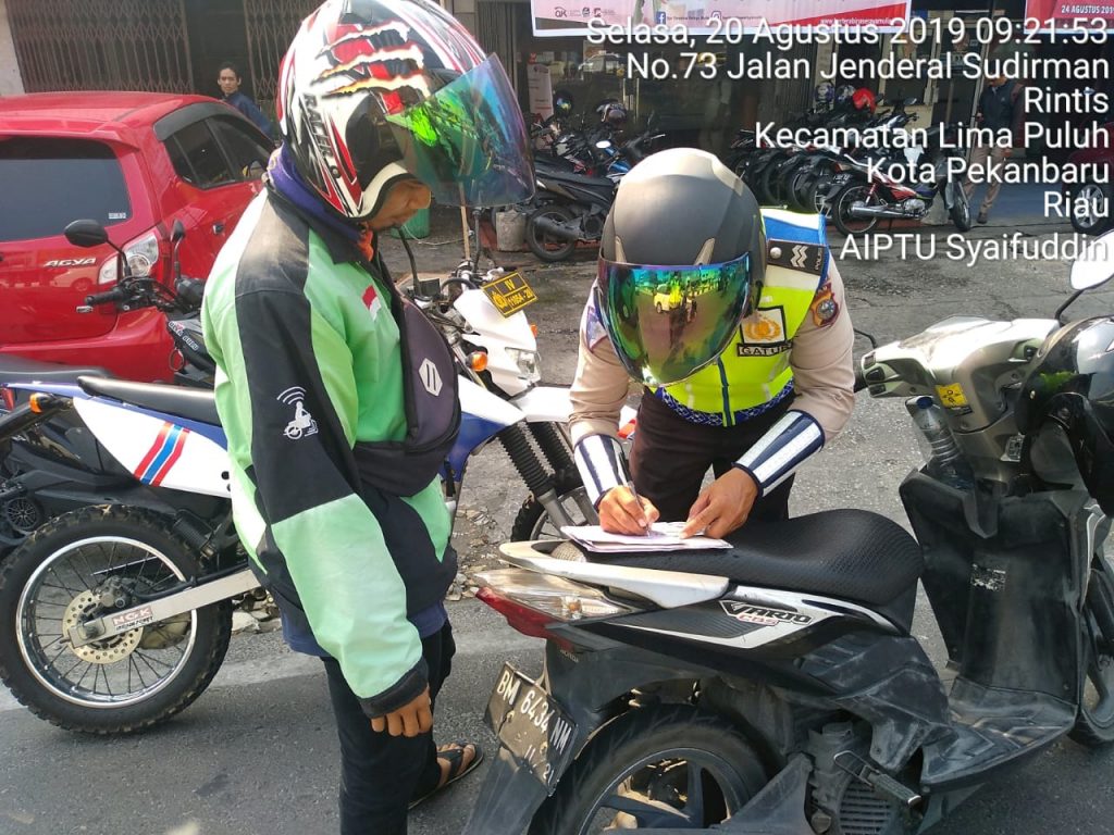Satlantas Tilang Pengendara Yang Melawan Arus Lalu Lintas