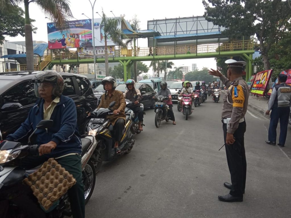 Urai Kepadatan, Satlantas Pertebal Pengamanan Arus Lalin di Depan DPRD Prov Riau