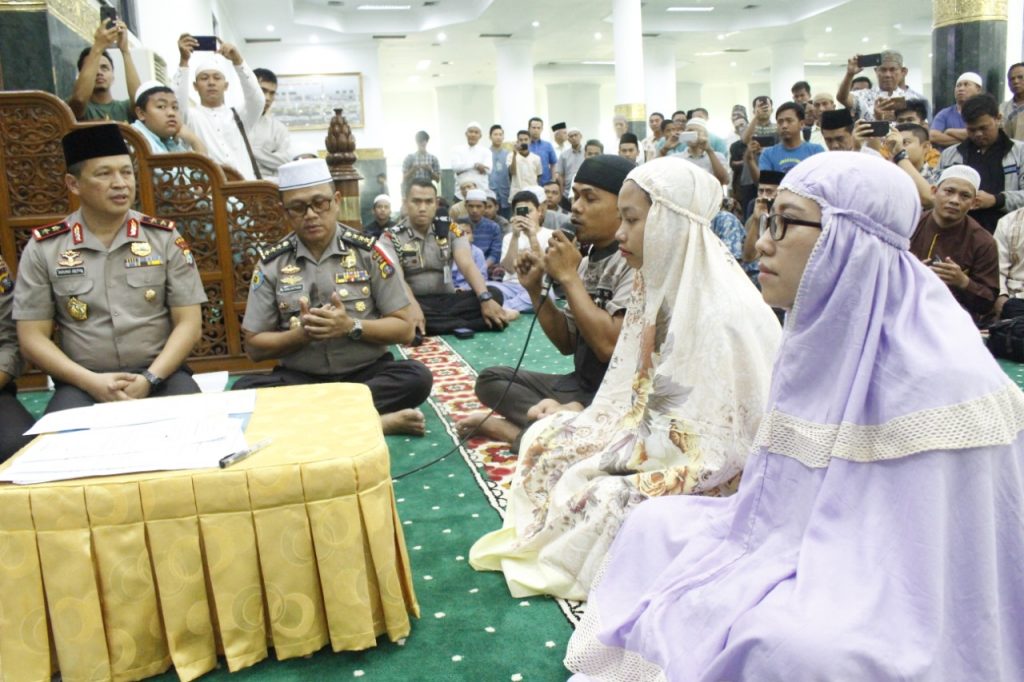 Kapolda Riau Jadi Saksi Keislaman 3 Orang Mualaf