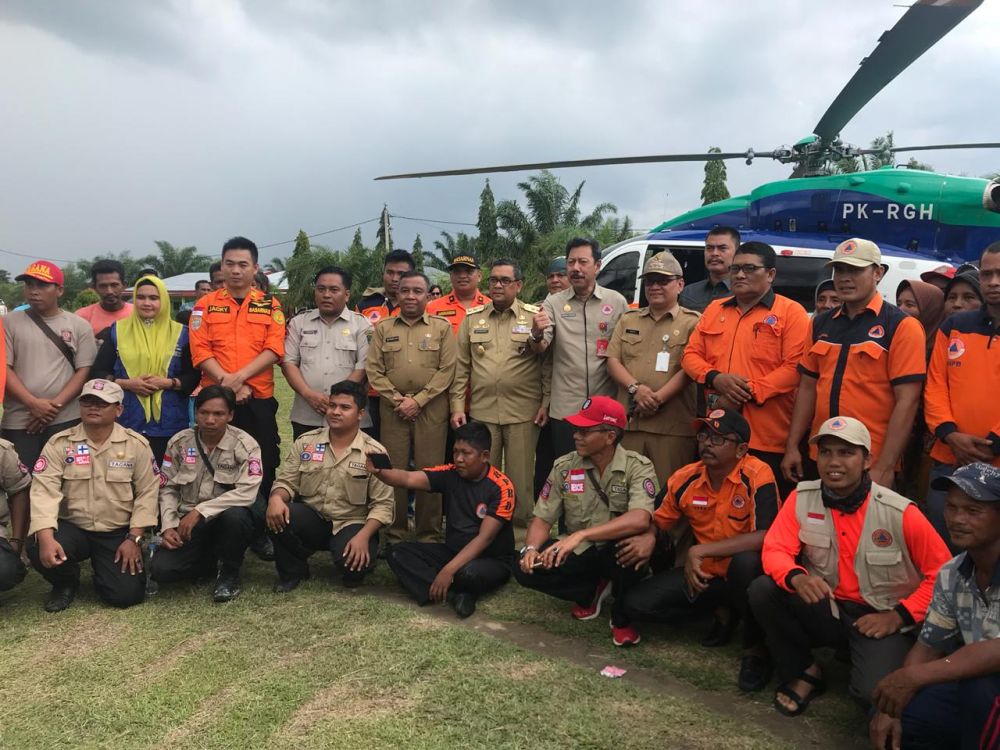 Tinjau Langsung Sejumlah Lokasi Banjir, Wagub Serahkan Bantuan Kepada Warga di Rohul