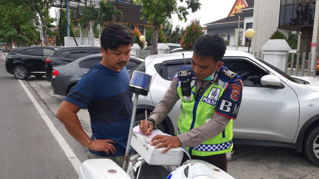 Satlantas Tertibkan Kendaraan Yang Parkir di Trotar