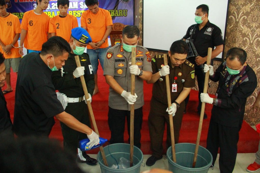 Polresta Pekanbaru Lakukan Pemusnahan Barang Bukti Sabu Seberat 3.869,29 Gram