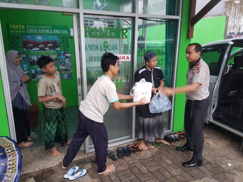 Peduli Dampak Covid-19, Ari Kartika Bagikan Ratusan Nasi Kotak