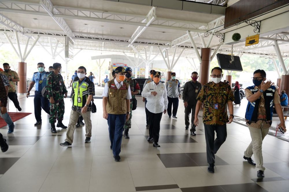 Gubri Tinjau Bandara SSK II Dan Terminal AKAP Payung Sekaki Terkait PSBB