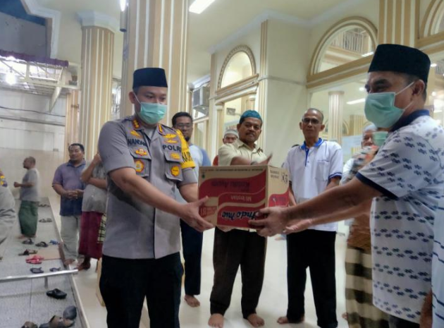Peduli Dampak Corona, Polresta Pekanbaru Bagi-bagi Sembako ke Warga