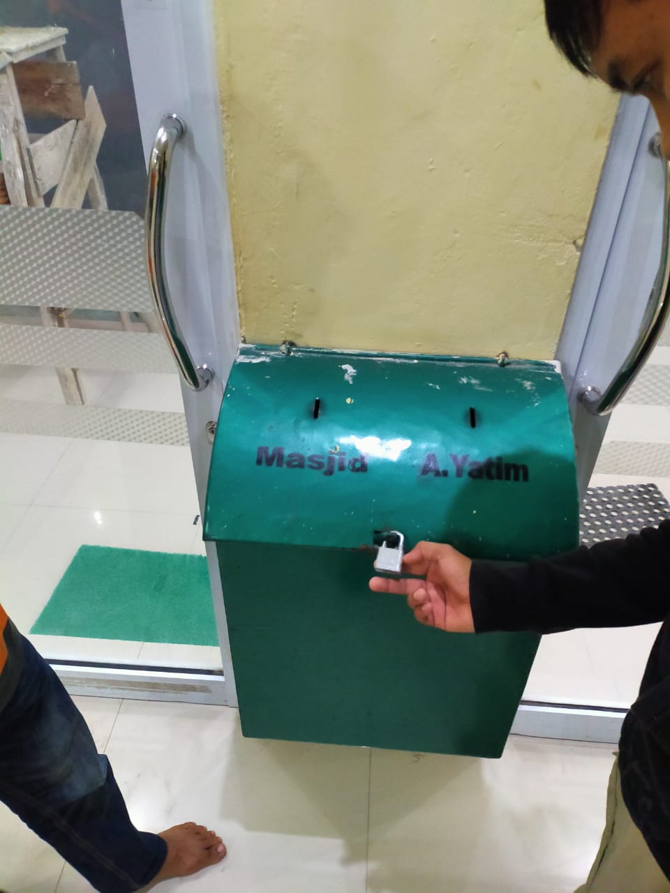 Bongkar Kotak Infak mesjid di Perawang, Aksi Pelaku Terekam CCTV