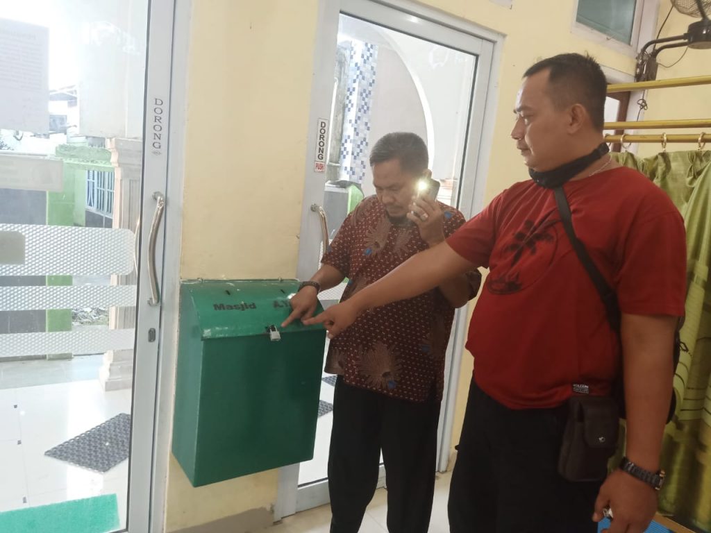 Bongkar Kotak Infak mesjid di Perawang, Aksi Pelaku Terekam CCTV