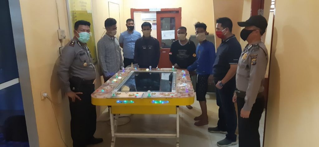 Sedang Asik Bermain Judi Tembak Ikan Tiga Orang dan Satu Orang Pengelola Di Amankan Polres Siak.