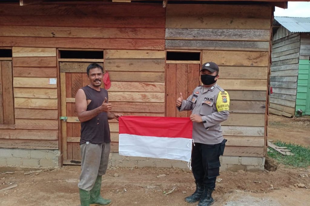 Cerita Polisi Di Inhu Antar Bendera Merah-Putih Ke Suku Pedalaman