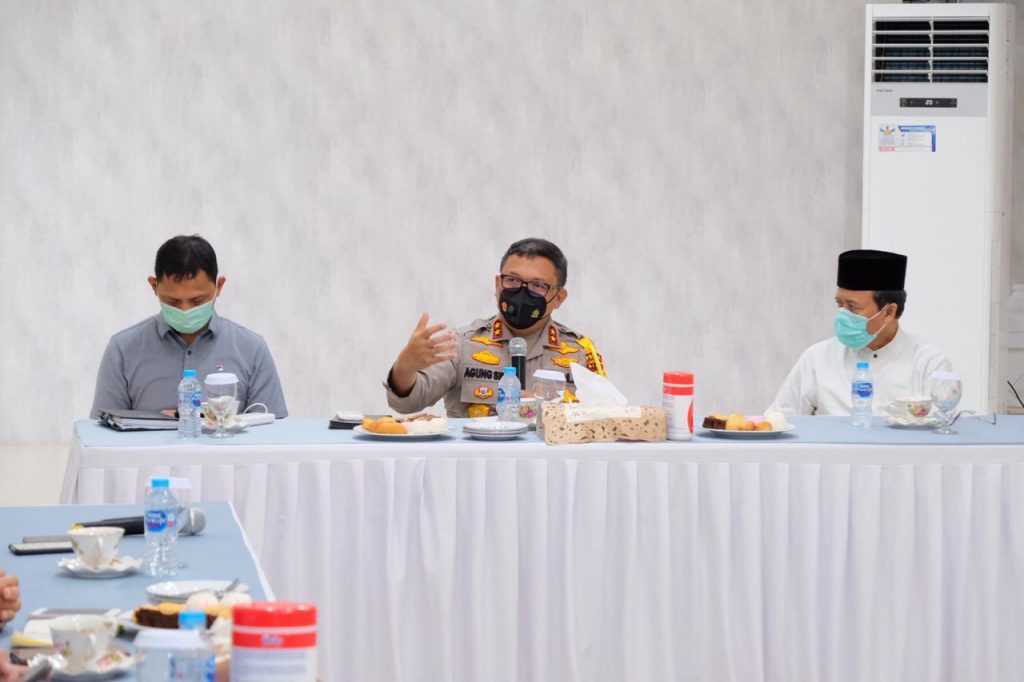 Penjelasan Kapolda Riau terkait pernyataan sikap dari FKPMR dalam unras mahasiswa yang berujung pembubaran massa.
