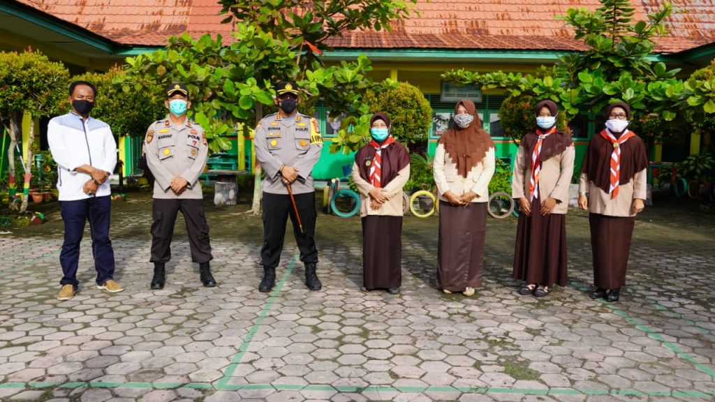 Pastikan Penerapan Prokes Cegah Covid – 19 di Sekolah, Kapolres Siak Kunjungi Beberapa Sekolah Di Kecamatan Siak.