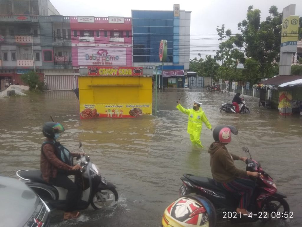 Genangan Air Sepanjang 300 Meter, Kasat Lantas Berjibaku Atur Lalu Lintas