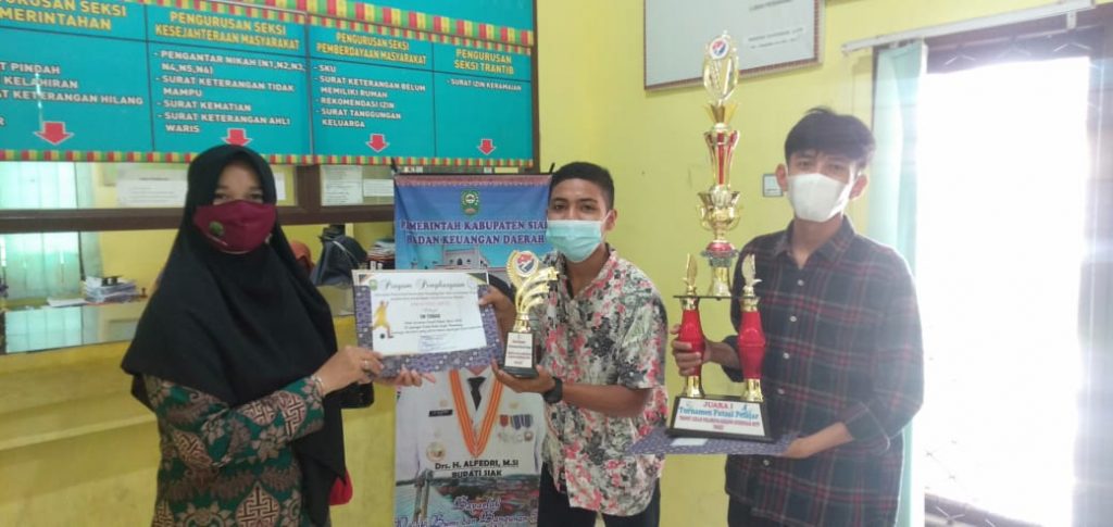 Tim AJS FC Menerima Piala Tetap Lurah Perawang