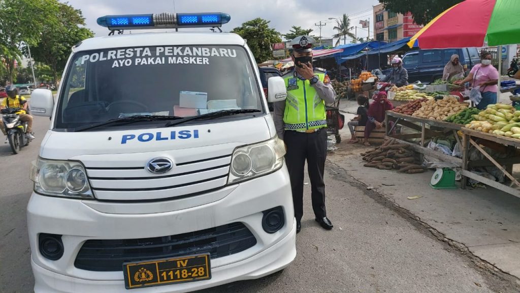 Sasar Pedagang dan Pengunjung Pasar Pagi Arengka, Sat Lantas Ingatkan Protokol Kesehatan