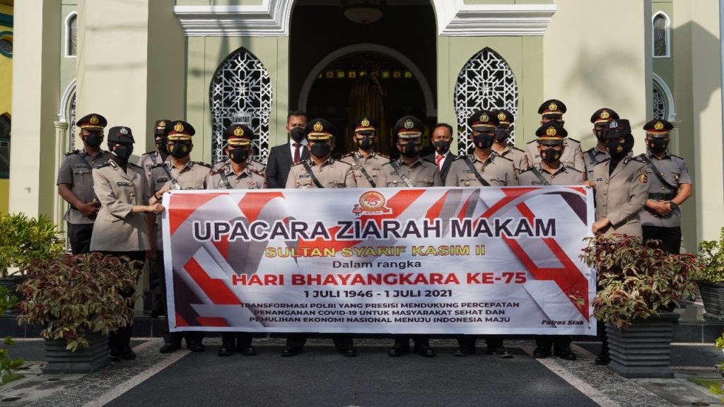 Menyambut Hari Bhayangkara Ke – 75, Polres Siak Lakukan Upacara Ziarah Makam Pahlawan Dan Anjangsana Kerumah Pensiunan Polri Juga Warakauri.