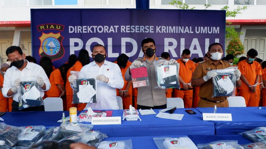 Polda Riau Gulung Praktek Judi Online, 59 Tersangka Diciduk.