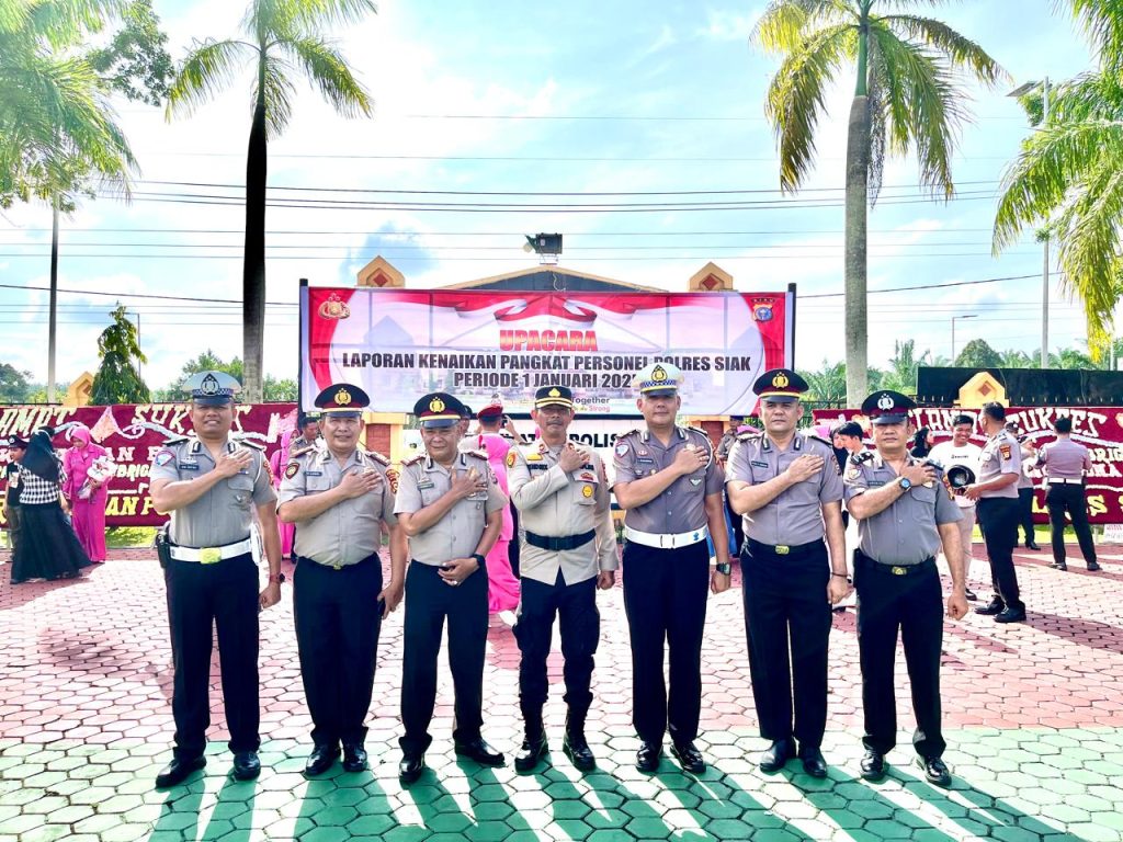 Kapolsek Tualang Beri Ucapan Selamat Kepada Anggotanya Yang Naik Pangkat di Penghujung Tahun.