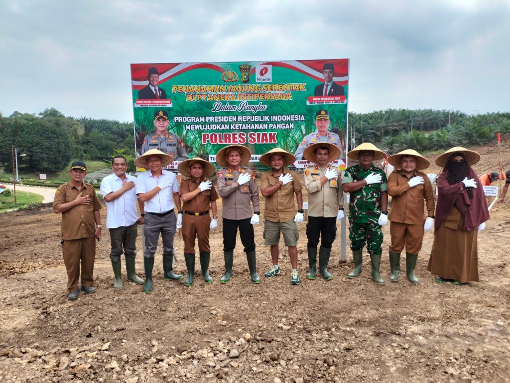 Tanam Jagung di Lahan PT AIP, Kapolres Siak : Upaya Dukung Pemerintah Wujudkan Swasembada Pangan.