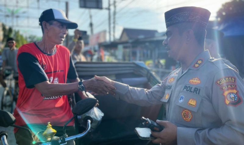 Pertama Ramadan, AKBP Farouk Oktora Berbagi Takjil kepada Masyarakat Kota Tembilahan