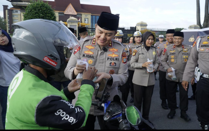 Kapolda Riau Bagikan Takjil dan Buka Bersama dengan Awak Media