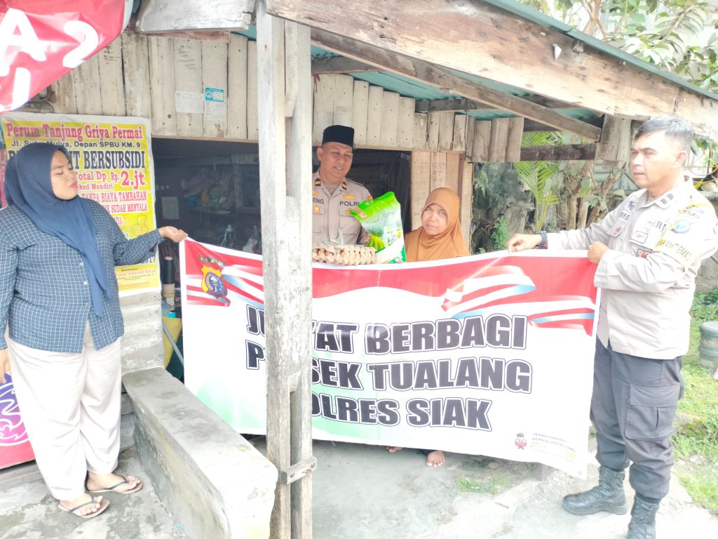 Wujud Kepedulian, Polsek Tualang Laksanakan Kegiatan Jumat Berkah di Kecamatan Tualang.