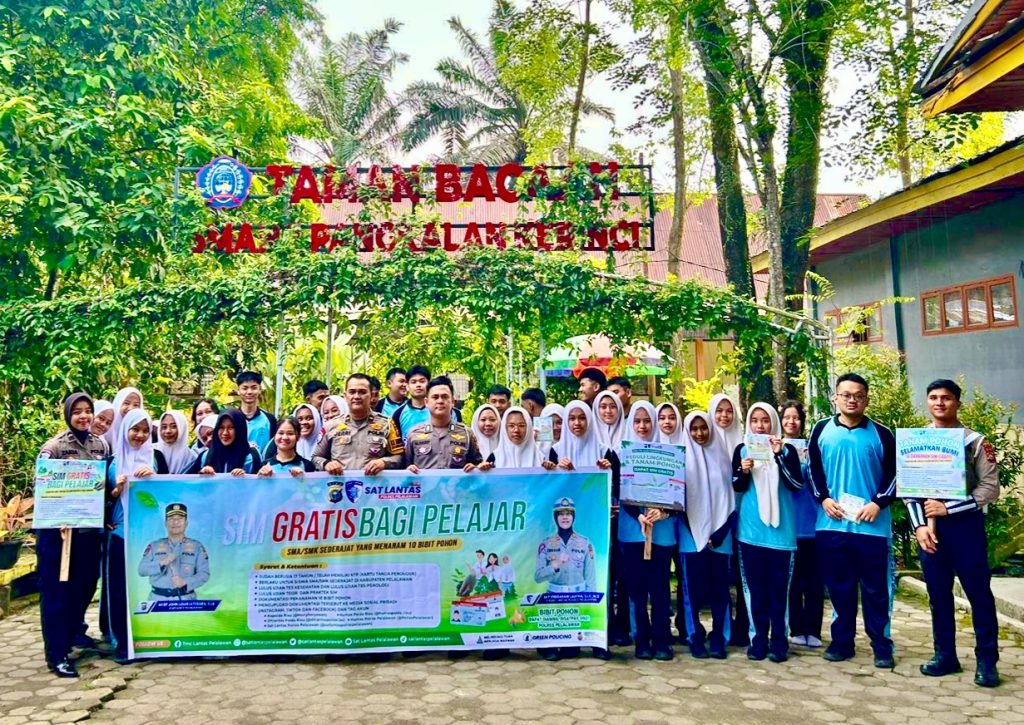 Satlantas Polres Pelalawan Sambangi Sekolah, Sosialisasi Tanam Pohon 10 Pohon Dapat SIM Gratis