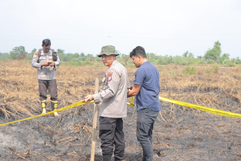 Bersama Tim Ahli Lingkungan Hidup, Kapolres Rohil Pasang Plang Peringatan di Lokasi Karhutla
