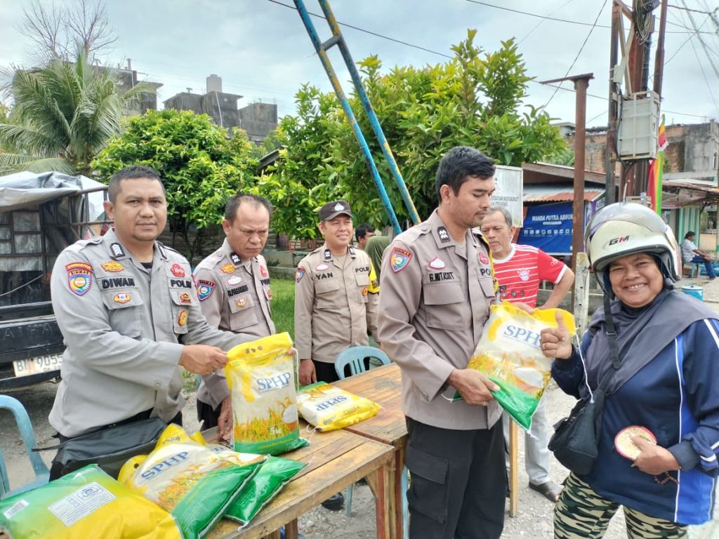 Bulog dan Polri Gelar Pangan Murah, Beras 2 Ton Ludes Diserbu Warga