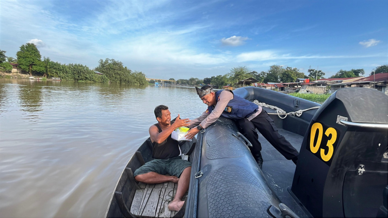 Polda Riau Laksanakan Bakti Sosial dan Pelayanan Kesehatan untuk Nelayan Sungai Siak