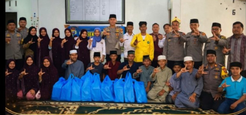 Kapolsek Binawidya Pekanbaru Gandeng Mahasiswa Berbagi Takjil Bersama Anak Yatim